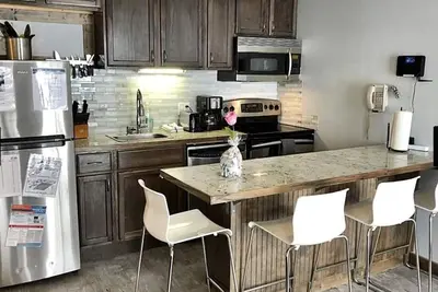 Image de Beautifully renovated condo, Steps from the slopes