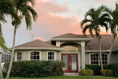 Image de Zen-like relaxation by the pool in Gulf Coast Florida