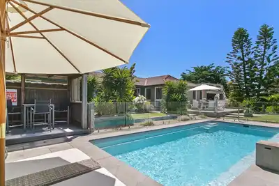 Image de Rye Coastal living with Pool and Bay Views Walk to beach & town (sleeps 9)