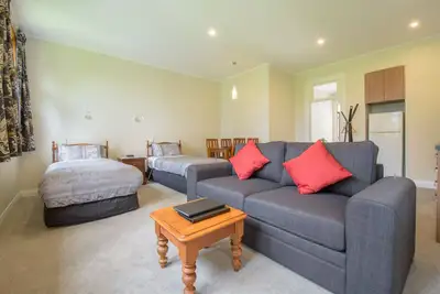 Image de Spacious, Modern Studio Apartment below Coronet Peak