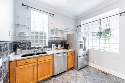 Image de Modern 4 Bedroom Greystone | White Sox