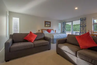 Image de Spacious, Modern Studio Apartment below Coronet Peak