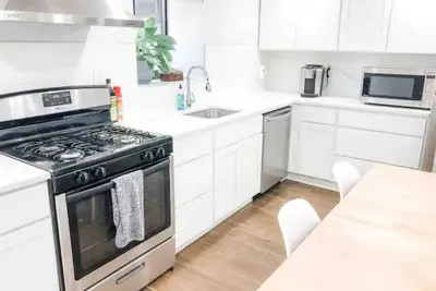 Luxury Apt w/ Backyard + Close Transportation