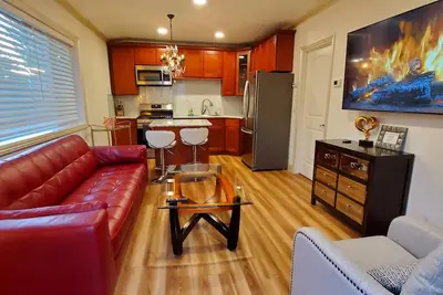 Image de Luxury Suite for Two, just minutes to Carmel.