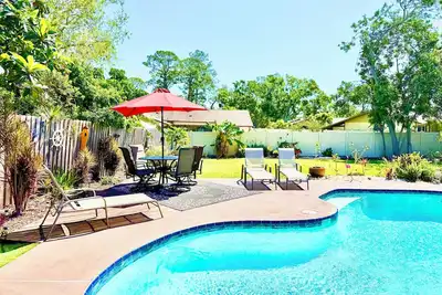 Image de Spacious home with private Pool 5 mins to beach! Close to everything!