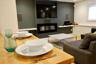 Modern & Charming 3br Suite in Character Home