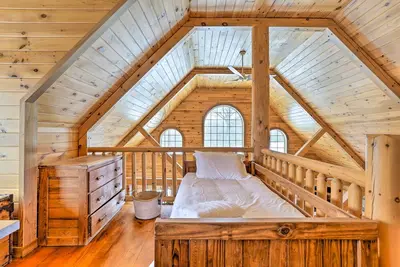 Image de Fire Pit & Game Room: Waterfront Poconos Cabin