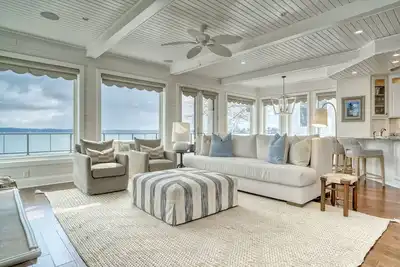 Image de Luxury Lakefront Home Perfect for Family Getaway!