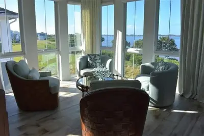 Image de Bay View Coach Home with Private Beach and Kayak Launch