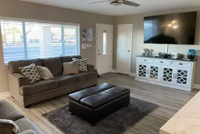 Image de Modern Lake Home 1 mile from London Bridge