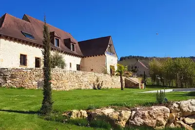 Image de Maison entièrement rénovée dispose d'une belle et grande piscine privée