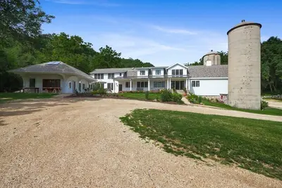 Image de 1836 Rustic Barn Retreat | Bar & Game Room |Tennis Court |FirePit |Swim Spa |Lake