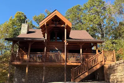 Image de Buck Wild Cabin- Location Location! Just 3 miles from Gatlinburg & Pigeon Forge
