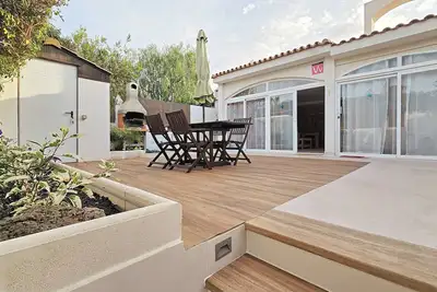 Image de Maison avec piscine privée près de la mer.