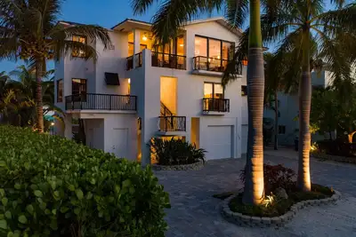 Image de Maison de 4 chambres à coucher avec piscine, amarrage, accès à la plage et plus à Islamorada