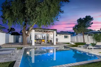Image de 5 Min to Old Town • Heated Pool • Hot Tub • Fire Pit