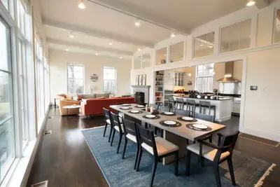 Image de Secluded Estate: Hot Tub, Walking Path To Downtown