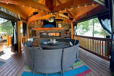 Image de One of A Kind! Pigeon Lake Lakefront Dream