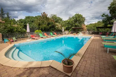 Image de Gite 2/4 couchages dans la grande  bâtisse Xviii d'un domaine avec piscine