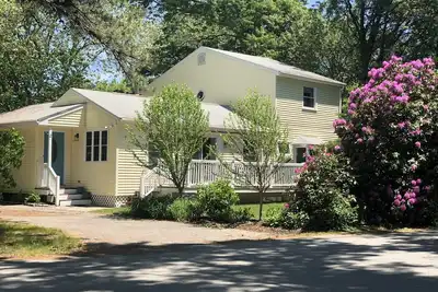 Image de 5 minutes to beautiful Ri beaches! Inviting home with outdoor shower, fire pit.