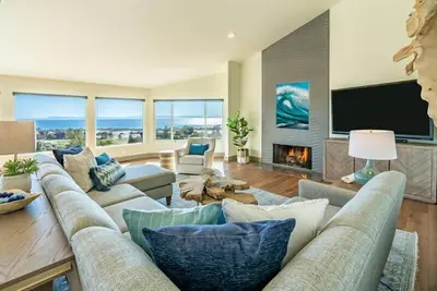Image de Modern, Coastal Elegance With Stunning Views!