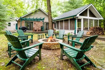 Image de (4 Nt Min! ) Harbert Home With Hot Tub & Close To Beach!