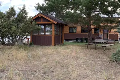 Image de Yellowstone Riverside Tiny Home - Paradise Gateway Award winner