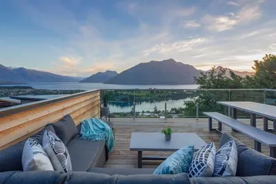 Highlands Apt: Lake Views, Bbq, Free Parking, A/C