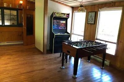 Image de Super Spacious 2300 Sf Lounge Suite with Walk Out Deck, Sunroom, Foosball, Bar