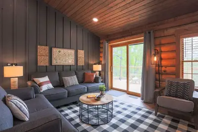 Image de Luxe Cabin⌁Clawfoot Tub⌁View⛰⌁Game Rm