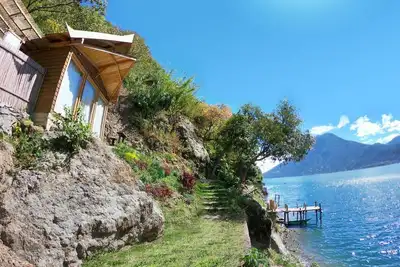 Image de Exclusive lakefront cabin with luxury outdoor shower