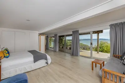 Image de Tapuaetahi Beachfront Studio - Downstairs Unit
