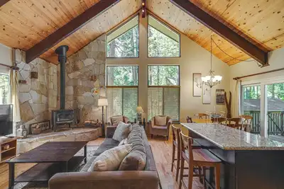 Image de Cabin w/ Deck & Fire Pit in Blue Lake Springs!