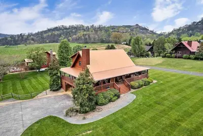 Image de The Best Darn Porch in the Smokies +Theater, Hot Tub & Fire Pit