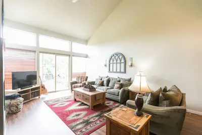 Image de Townhome near Smith Rock, Concerts, Skiing and more! Resort amenities included