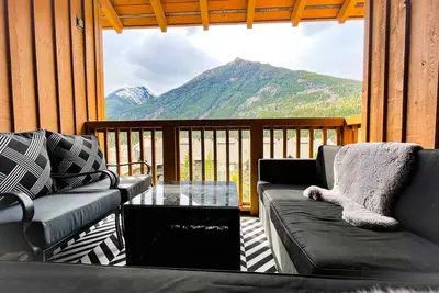 Image de Upper Village 2 Bedroom Top Floor Corner Unit at Springs Pools, steps from Lifts