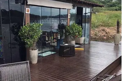 Image de Floating House on the Lake