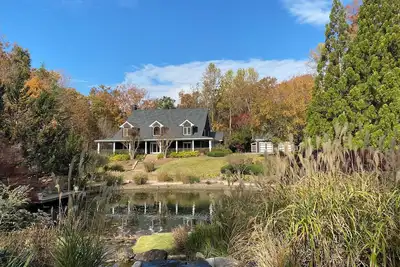 Image de Spacious Lake Front Home with beautiful Gardens, Pond, Waterfall, Pool, & Dock