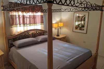 Image de Smile Tangerine - One Bedroom Apartment - King Bed - Secure Centrally Located