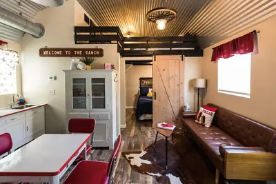 Image de The Ranch Motel. Large cottage in a country setting with pool and hot tub.