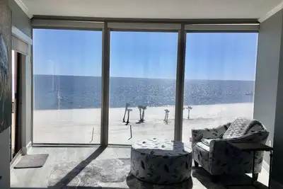 Image de Direct Beachfront 5th. Floor center unit with Million Dollar Views. Seabreeze.
