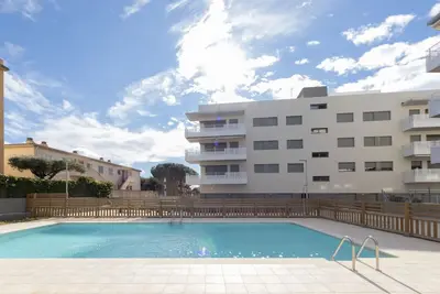 Agréable appartement pour 4 personnes avec Wifi, climatisation, piscine, Tv, terrasse et parking