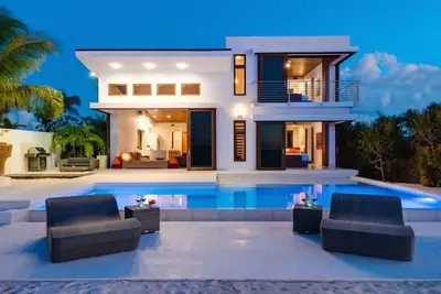 Image de Beach Kandi | Beach Front - Located in  Tropical Grace Bay with House Cleaning Included