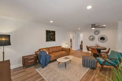 Image de Modern Twist in Historic Building, sleeps 6