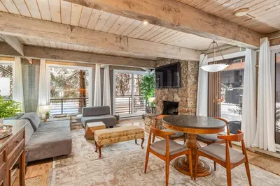 Image de Downtown Aspen Winter Escape! On Shuttle to Gondola, Shops, Dining. W/D, Parking. Pool And Hot Tub