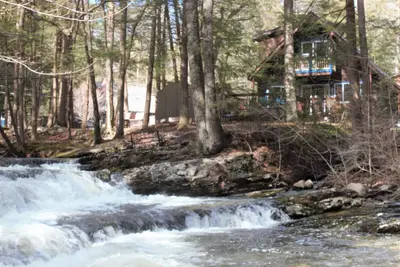 Image de Airy 3br on the banks of a roaring creek