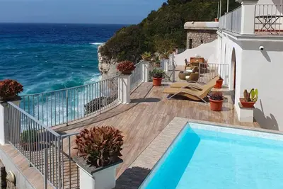 Image de Appartement avec vue et accès direct à la mer, terrasse avec vue sur Capri.