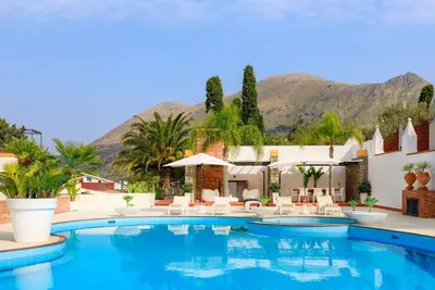 Image de Large modern style villa with private and panoramic swimming pool