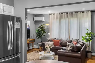 Image de Spacious throughout with an outdoor deck and bbq. Great for entertaining.