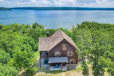 Image de Luxury Lakefront Home w/ Stunning Views, Steps to Lake and Private Cove